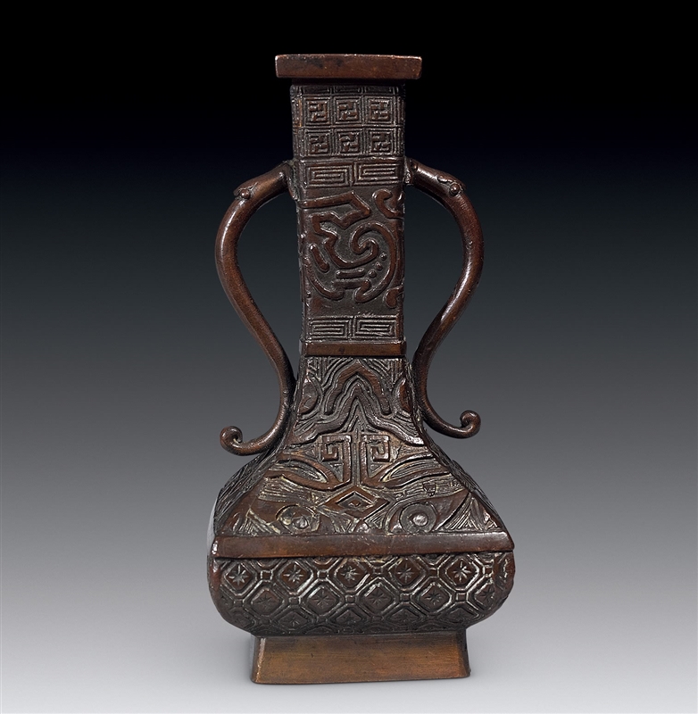 铜刻巴斯巴文螭耳方瓶