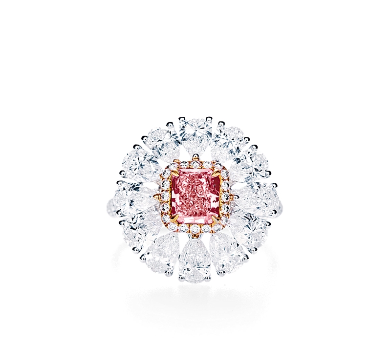 1.04克拉彩粉红色钻石配4.64克拉钻石戒指