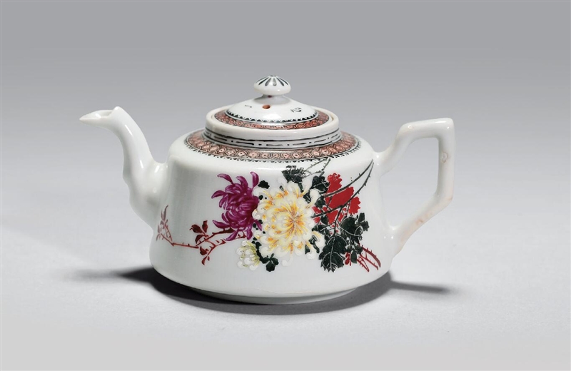民国 粉彩菊花纹茶壶